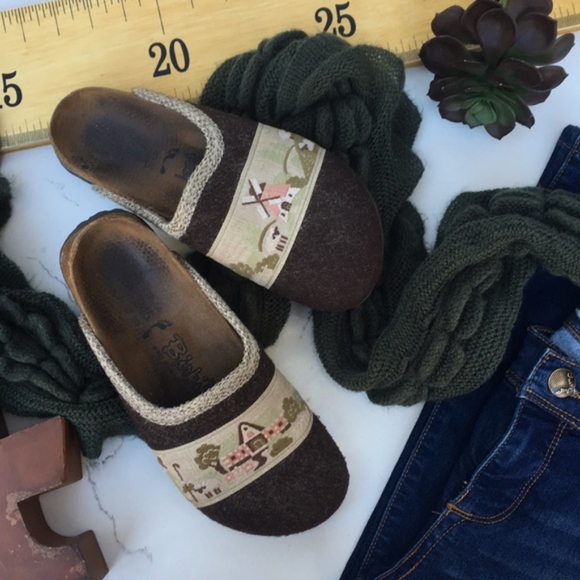 ISO Farm Sheep Windmill Clog - Picture 2 of 4